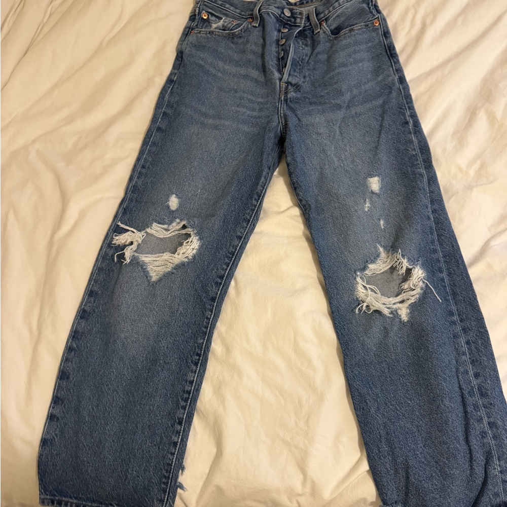 Levi’s Ribcage straight ankle Size 28 ripped jeans